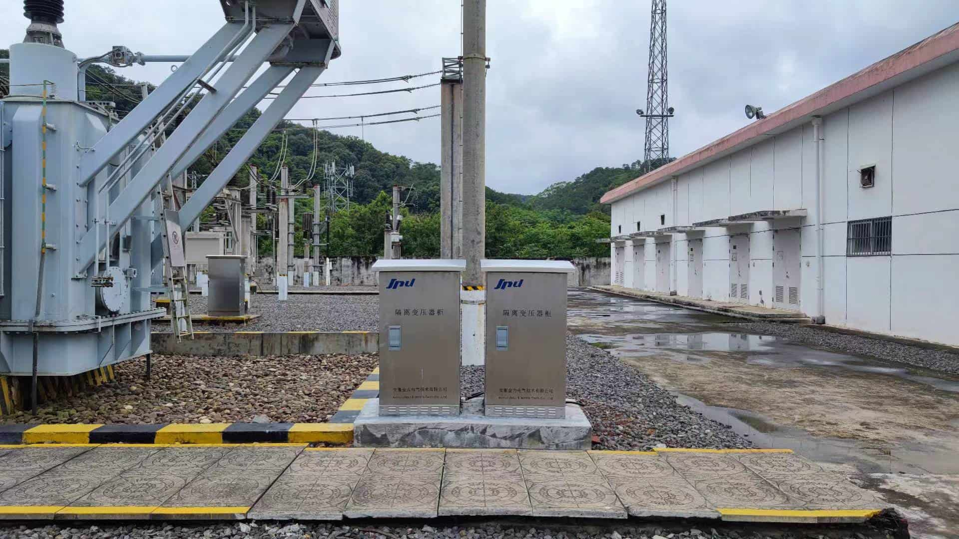 Lightning protection solution for electrified railway system